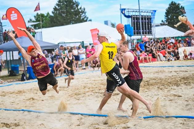Vom 03. bis 07. Juni 2026 verwandelt sich Neuried-Altenheim erneut in das Zentrum des deutschen Beachhandballs. Bei den Aldner Beach Days treffen rund 200 Teams und etwa 10.000 Gäste aufeinander und sorgen für hochklassigen spektakuläre Spielszenen und eine einzigartige Festivalatmosphäre. Die Fotogalerie zeigt packende Beachhandball-Action, emotionale Momente auf den Spielfeldern sowie die besondere Stimmung rund um Deutschlands größtes Beachhandballturnier. Das Turnier umfasst unter anderem die Wettbewerbe der German Beach Open (GBO) sowie zahlreiche Freizeit- und Fun-Turniere. Beachhandball-Action und die einzigartige Atmosphäre des fünftägigen Turniers. Aldner Beach Days 2026: Deutschlands größtes Beachhandball-Turnier in Neuried-Altenheim