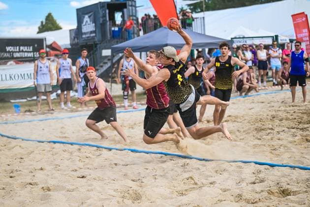 Vom 03. bis 07. Juni 2026 verwandelt sich Neuried-Altenheim erneut in das Zentrum des deutschen Beachhandballs. Bei den Aldner Beach Days treffen rund 200 Teams und etwa 10.000 Gäste aufeinander und sorgen für hochklassigen spektakuläre Spielszenen und eine einzigartige Festivalatmosphäre. Die Fotogalerie zeigt packende Beachhandball-Action, emotionale Momente auf den Spielfeldern sowie die besondere Stimmung rund um Deutschlands größtes Beachhandballturnier. Das Turnier umfasst unter anderem die Wettbewerbe der German Beach Open (GBO) sowie zahlreiche Freizeit- und Fun-Turniere. Beachhandball-Action und die einzigartige Atmosphäre des fünftägigen Turniers. Aldner Beach Days 2026: Deutschlands größtes Beachhandball-Turnier in Neuried-Altenheim