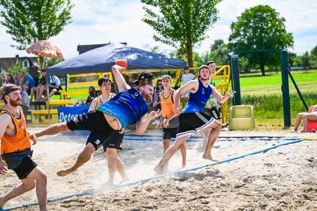 Vom 03. bis 07. Juni 2026 verwandelt sich Neuried-Altenheim erneut in das Zentrum des deutschen Beachhandballs. Bei den Aldner Beach Days treffen rund 200 Teams und etwa 10.000 Gäste aufeinander und sorgen für hochklassigen spektakuläre Spielszenen und eine einzigartige Festivalatmosphäre. Die Fotogalerie zeigt packende Beachhandball-Action, emotionale Momente auf den Spielfeldern sowie die besondere Stimmung rund um Deutschlands größtes Beachhandballturnier. Das Turnier umfasst unter anderem die Wettbewerbe der German Beach Open (GBO) sowie zahlreiche Freizeit- und Fun-Turniere. Beachhandball-Action und die einzigartige Atmosphäre des fünftägigen Turniers. Aldner Beach Days 2026: Deutschlands größtes Beachhandball-Turnier in Neuried-Altenheim