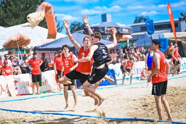 Vom 03. bis 07. Juni 2026 verwandelt sich Neuried-Altenheim erneut in das Zentrum des deutschen Beachhandballs. Bei den Aldner Beach Days treffen rund 200 Teams und etwa 10.000 Gäste aufeinander und sorgen für hochklassigen spektakuläre Spielszenen und eine einzigartige Festivalatmosphäre. Die Fotogalerie zeigt packende Beachhandball-Action, emotionale Momente auf den Spielfeldern sowie die besondere Stimmung rund um Deutschlands größtes Beachhandballturnier. Das Turnier umfasst unter anderem die Wettbewerbe der German Beach Open (GBO) sowie zahlreiche Freizeit- und Fun-Turniere. Beachhandball-Action und die einzigartige Atmosphäre des fünftägigen Turniers. Aldner Beach Days 2026: Deutschlands größtes Beachhandball-Turnier in Neuried-Altenheim