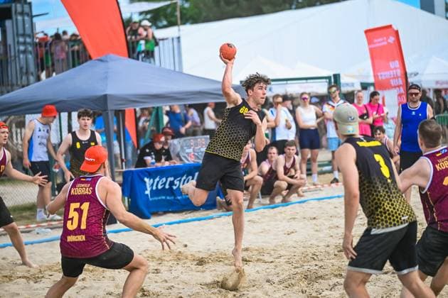 Vom 03. bis 07. Juni 2026 verwandelt sich Neuried-Altenheim erneut in das Zentrum des deutschen Beachhandballs. Bei den Aldner Beach Days treffen rund 200 Teams und etwa 10.000 Gäste aufeinander und sorgen für hochklassigen spektakuläre Spielszenen und eine einzigartige Festivalatmosphäre. Die Fotogalerie zeigt packende Beachhandball-Action, emotionale Momente auf den Spielfeldern sowie die besondere Stimmung rund um Deutschlands größtes Beachhandballturnier. Das Turnier umfasst unter anderem die Wettbewerbe der German Beach Open (GBO) sowie zahlreiche Freizeit- und Fun-Turniere. Beachhandball-Action und die einzigartige Atmosphäre des fünftägigen Turniers. Aldner Beach Days 2026: Deutschlands größtes Beachhandball-Turnier in Neuried-Altenheim