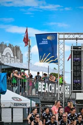 Vom 03. bis 07. Juni 2026 verwandelt sich Neuried-Altenheim erneut in das Zentrum des deutschen Beachhandballs. Bei den Aldner Beach Days treffen rund 200 Teams und etwa 10.000 Gäste aufeinander und sorgen für hochklassigen spektakuläre Spielszenen und eine einzigartige Festivalatmosphäre. Die Fotogalerie zeigt packende Beachhandball-Action, emotionale Momente auf den Spielfeldern sowie die besondere Stimmung rund um Deutschlands größtes Beachhandballturnier. Das Turnier umfasst unter anderem die Wettbewerbe der German Beach Open (GBO) sowie zahlreiche Freizeit- und Fun-Turniere. Beachhandball-Action und die einzigartige Atmosphäre des fünftägigen Turniers. Aldner Beach Days 2026: Deutschlands größtes Beachhandball-Turnier in Neuried-Altenheim