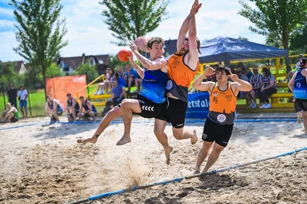 Vom 03. bis 07. Juni 2026 verwandelt sich Neuried-Altenheim erneut in das Zentrum des deutschen Beachhandballs. Bei den Aldner Beach Days treffen rund 200 Teams und etwa 10.000 Gäste aufeinander und sorgen für hochklassigen spektakuläre Spielszenen und eine einzigartige Festivalatmosphäre. Die Fotogalerie zeigt packende Beachhandball-Action, emotionale Momente auf den Spielfeldern sowie die besondere Stimmung rund um Deutschlands größtes Beachhandballturnier. Das Turnier umfasst unter anderem die Wettbewerbe der German Beach Open (GBO) sowie zahlreiche Freizeit- und Fun-Turniere. Beachhandball-Action und die einzigartige Atmosphäre des fünftägigen Turniers. Aldner Beach Days 2026: Deutschlands größtes Beachhandball-Turnier in Neuried-Altenheim