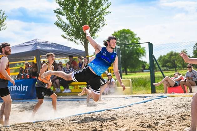 Vom 03. bis 07. Juni 2026 verwandelt sich Neuried-Altenheim erneut in das Zentrum des deutschen Beachhandballs. Bei den Aldner Beach Days treffen rund 200 Teams und etwa 10.000 Gäste aufeinander und sorgen für hochklassigen spektakuläre Spielszenen und eine einzigartige Festivalatmosphäre. Die Fotogalerie zeigt packende Beachhandball-Action, emotionale Momente auf den Spielfeldern sowie die besondere Stimmung rund um Deutschlands größtes Beachhandballturnier. Das Turnier umfasst unter anderem die Wettbewerbe der German Beach Open (GBO) sowie zahlreiche Freizeit- und Fun-Turniere. Beachhandball-Action und die einzigartige Atmosphäre des fünftägigen Turniers. Aldner Beach Days 2026: Deutschlands größtes Beachhandball-Turnier in Neuried-Altenheim