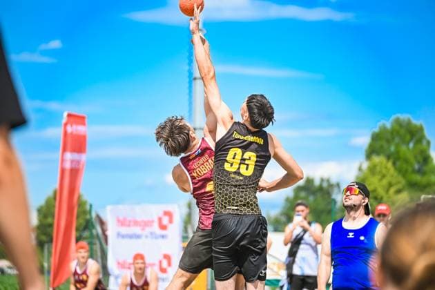Vom 03. bis 07. Juni 2026 verwandelt sich Neuried-Altenheim erneut in das Zentrum des deutschen Beachhandballs. Bei den Aldner Beach Days treffen rund 200 Teams und etwa 10.000 Gäste aufeinander und sorgen für hochklassigen spektakuläre Spielszenen und eine einzigartige Festivalatmosphäre. Die Fotogalerie zeigt packende Beachhandball-Action, emotionale Momente auf den Spielfeldern sowie die besondere Stimmung rund um Deutschlands größtes Beachhandballturnier. Das Turnier umfasst unter anderem die Wettbewerbe der German Beach Open (GBO) sowie zahlreiche Freizeit- und Fun-Turniere. Beachhandball-Action und die einzigartige Atmosphäre des fünftägigen Turniers. Aldner Beach Days 2026: Deutschlands größtes Beachhandball-Turnier in Neuried-Altenheim