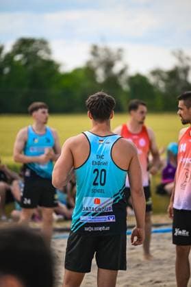 Vom 03. bis 07. Juni 2026 verwandelt sich Neuried-Altenheim erneut in das Zentrum des deutschen Beachhandballs. Bei den Aldner Beach Days treffen rund 200 Teams und etwa 10.000 Gäste aufeinander und sorgen für hochklassigen spektakuläre Spielszenen und eine einzigartige Festivalatmosphäre. Die Fotogalerie zeigt packende Beachhandball-Action, emotionale Momente auf den Spielfeldern sowie die besondere Stimmung rund um Deutschlands größtes Beachhandballturnier. Das Turnier umfasst unter anderem die Wettbewerbe der German Beach Open (GBO) sowie zahlreiche Freizeit- und Fun-Turniere. Beachhandball-Action und die einzigartige Atmosphäre des fünftägigen Turniers. Aldner Beach Days 2026: Deutschlands größtes Beachhandball-Turnier in Neuried-Altenheim
