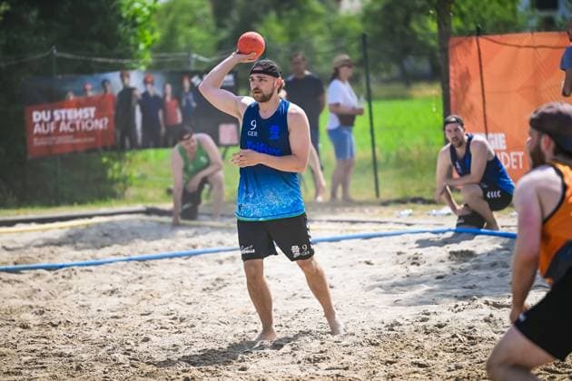 Vom 03. bis 07. Juni 2026 verwandelt sich Neuried-Altenheim erneut in das Zentrum des deutschen Beachhandballs. Bei den Aldner Beach Days treffen rund 200 Teams und etwa 10.000 Gäste aufeinander und sorgen für hochklassigen spektakuläre Spielszenen und eine einzigartige Festivalatmosphäre. Die Fotogalerie zeigt packende Beachhandball-Action, emotionale Momente auf den Spielfeldern sowie die besondere Stimmung rund um Deutschlands größtes Beachhandballturnier. Das Turnier umfasst unter anderem die Wettbewerbe der German Beach Open (GBO) sowie zahlreiche Freizeit- und Fun-Turniere. Beachhandball-Action und die einzigartige Atmosphäre des fünftägigen Turniers. Aldner Beach Days 2026: Deutschlands größtes Beachhandball-Turnier in Neuried-Altenheim