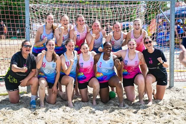 Vom 03. bis 07. Juni 2026 verwandelt sich Neuried-Altenheim erneut in das Zentrum des deutschen Beachhandballs. Bei den Aldner Beach Days treffen rund 200 Teams und etwa 10.000 Gäste aufeinander und sorgen für hochklassigen spektakuläre Spielszenen und eine einzigartige Festivalatmosphäre. Die Fotogalerie zeigt packende Beachhandball-Action, emotionale Momente auf den Spielfeldern sowie die besondere Stimmung rund um Deutschlands größtes Beachhandballturnier. Das Turnier umfasst unter anderem die Wettbewerbe der German Beach Open (GBO) sowie zahlreiche Freizeit- und Fun-Turniere. Beachhandball-Action und die einzigartige Atmosphäre des fünftägigen Turniers. Aldner Beach Days 2026: Deutschlands größtes Beachhandball-Turnier in Neuried-Altenheim