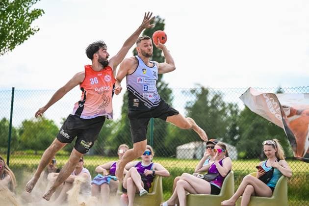 Vom 03. bis 07. Juni 2026 verwandelt sich Neuried-Altenheim erneut in das Zentrum des deutschen Beachhandballs. Bei den Aldner Beach Days treffen rund 200 Teams und etwa 10.000 Gäste aufeinander und sorgen für hochklassigen spektakuläre Spielszenen und eine einzigartige Festivalatmosphäre. Die Fotogalerie zeigt packende Beachhandball-Action, emotionale Momente auf den Spielfeldern sowie die besondere Stimmung rund um Deutschlands größtes Beachhandballturnier. Das Turnier umfasst unter anderem die Wettbewerbe der German Beach Open (GBO) sowie zahlreiche Freizeit- und Fun-Turniere. Beachhandball-Action und die einzigartige Atmosphäre des fünftägigen Turniers. Aldner Beach Days 2026: Deutschlands größtes Beachhandball-Turnier in Neuried-Altenheim