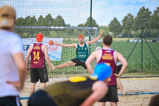 Vom 03. bis 07. Juni 2026 verwandelt sich Neuried-Altenheim erneut in das Zentrum des deutschen Beachhandballs. Bei den Aldner Beach Days treffen rund 200 Teams und etwa 10.000 Gäste aufeinander und sorgen für hochklassigen spektakuläre Spielszenen und eine einzigartige Festivalatmosphäre. Die Fotogalerie zeigt packende Beachhandball-Action, emotionale Momente auf den Spielfeldern sowie die besondere Stimmung rund um Deutschlands größtes Beachhandballturnier. Das Turnier umfasst unter anderem die Wettbewerbe der German Beach Open (GBO) sowie zahlreiche Freizeit- und Fun-Turniere. Beachhandball-Action und die einzigartige Atmosphäre des fünftägigen Turniers. Aldner Beach Days 2026: Deutschlands größtes Beachhandball-Turnier in Neuried-Altenheim