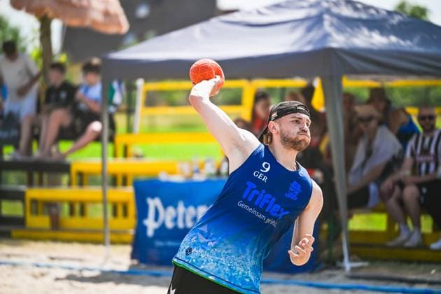 Vom 03. bis 07. Juni 2026 verwandelt sich Neuried-Altenheim erneut in das Zentrum des deutschen Beachhandballs. Bei den Aldner Beach Days treffen rund 200 Teams und etwa 10.000 Gäste aufeinander und sorgen für hochklassigen spektakuläre Spielszenen und eine einzigartige Festivalatmosphäre. Die Fotogalerie zeigt packende Beachhandball-Action, emotionale Momente auf den Spielfeldern sowie die besondere Stimmung rund um Deutschlands größtes Beachhandballturnier. Das Turnier umfasst unter anderem die Wettbewerbe der German Beach Open (GBO) sowie zahlreiche Freizeit- und Fun-Turniere. Beachhandball-Action und die einzigartige Atmosphäre des fünftägigen Turniers. Aldner Beach Days 2026: Deutschlands größtes Beachhandball-Turnier in Neuried-Altenheim