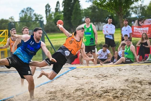 Vom 03. bis 07. Juni 2026 verwandelt sich Neuried-Altenheim erneut in das Zentrum des deutschen Beachhandballs. Bei den Aldner Beach Days treffen rund 200 Teams und etwa 10.000 Gäste aufeinander und sorgen für hochklassigen spektakuläre Spielszenen und eine einzigartige Festivalatmosphäre. Die Fotogalerie zeigt packende Beachhandball-Action, emotionale Momente auf den Spielfeldern sowie die besondere Stimmung rund um Deutschlands größtes Beachhandballturnier. Das Turnier umfasst unter anderem die Wettbewerbe der German Beach Open (GBO) sowie zahlreiche Freizeit- und Fun-Turniere. Beachhandball-Action und die einzigartige Atmosphäre des fünftägigen Turniers. Aldner Beach Days 2026: Deutschlands größtes Beachhandball-Turnier in Neuried-Altenheim