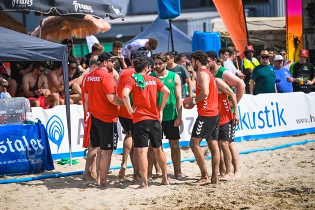 Vom 03. bis 07. Juni 2026 verwandelt sich Neuried-Altenheim erneut in das Zentrum des deutschen Beachhandballs. Bei den Aldner Beach Days treffen rund 200 Teams und etwa 10.000 Gäste aufeinander und sorgen für hochklassigen spektakuläre Spielszenen und eine einzigartige Festivalatmosphäre. Die Fotogalerie zeigt packende Beachhandball-Action, emotionale Momente auf den Spielfeldern sowie die besondere Stimmung rund um Deutschlands größtes Beachhandballturnier. Das Turnier umfasst unter anderem die Wettbewerbe der German Beach Open (GBO) sowie zahlreiche Freizeit- und Fun-Turniere. Beachhandball-Action und die einzigartige Atmosphäre des fünftägigen Turniers. Aldner Beach Days 2026: Deutschlands größtes Beachhandball-Turnier in Neuried-Altenheim