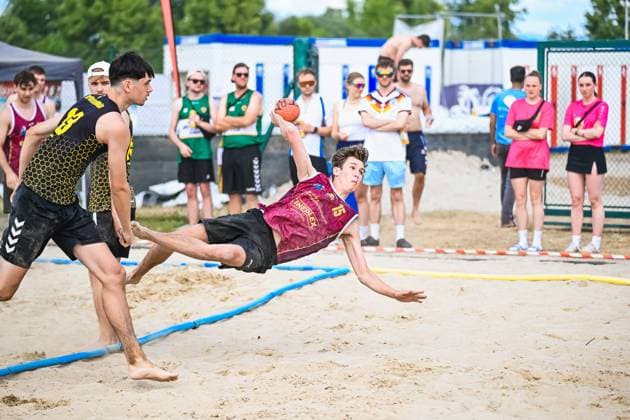 Vom 03. bis 07. Juni 2026 verwandelt sich Neuried-Altenheim erneut in das Zentrum des deutschen Beachhandballs. Bei den Aldner Beach Days treffen rund 200 Teams und etwa 10.000 Gäste aufeinander und sorgen für hochklassigen spektakuläre Spielszenen und eine einzigartige Festivalatmosphäre. Die Fotogalerie zeigt packende Beachhandball-Action, emotionale Momente auf den Spielfeldern sowie die besondere Stimmung rund um Deutschlands größtes Beachhandballturnier. Das Turnier umfasst unter anderem die Wettbewerbe der German Beach Open (GBO) sowie zahlreiche Freizeit- und Fun-Turniere. Beachhandball-Action und die einzigartige Atmosphäre des fünftägigen Turniers. Aldner Beach Days 2026: Deutschlands größtes Beachhandball-Turnier in Neuried-Altenheim