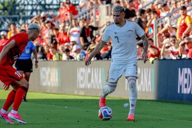 FORT LAUDERDALE, FL - JUNE 06: Venezuela midfielder Gleiker Mendoza (7) controls the ball during the International Friendly, Länderspiel, Nationalmannschaft game between Turkey and Venezuela at Inter Miami CF Stadium on June 6, 2026 in Fort Lauderdale,Florida.(Photo by Chris Arjoon Icon Sportswire) SOCCER: JUN 06 Turkey vs Venezuela EDITORIAL USE ONLY Icon2606060010042
