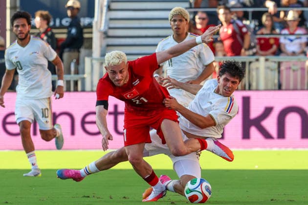 FORT LAUDERDALE, FL - JUNE 06: Turkey midfielder BarÄ±Åü Alper YÄ±lmaz (21) and Venezuela midfielder Jon Aramburu (4) battle for the ball during the International Friendly, Länderspiel, Nationalmannschaft game between Turkey and Venezuela at Inter Miami CF Stadium on June 6, 2026 in Fort Lauderdale,Florida.(Photo by Chris Arjoon Icon Sportswire) SOCCER: JUN 06 Turkey vs Venezuela EDITORIAL USE ONLY Icon2606060010021