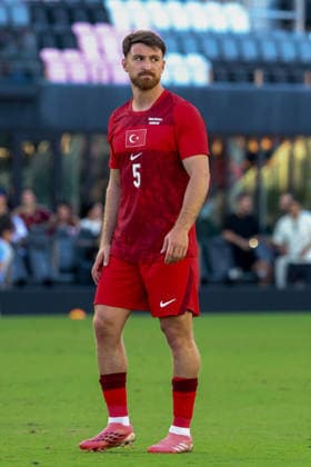 FORT LAUDERDALE, FL - JUNE 06: Turkey midfielder Salih Özcan (5) looks on during the International Friendly, Länderspiel, Nationalmannschaft game between Turkey and Venezuela at Inter Miami CF Stadium on June 6, 2026 in Fort Lauderdale,Florida.(Photo by Chris Arjoon Icon Sportswire) SOCCER: JUN 06 Turkey vs Venezuela EDITORIAL USE ONLY Icon2606060010048