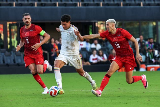 FORT LAUDERDALE, FL - JUNE 06: Venezuela forward Alejandro MarquÃ s (9), Turkey defender Merih Demiral (3) and Turkey defender Mert Müldür (18) battle for the ball during the International Friendly, Länderspiel, Nationalmannschaft game between Turkey and Venezuela at Inter Miami CF Stadium on June 6, 2026 in Fort Lauderdale,Florida.(Photo by Chris Arjoon Icon Sportswire) SOCCER: JUN 06 Turkey vs Venezuela EDITORIAL USE ONLY Icon2606060010054