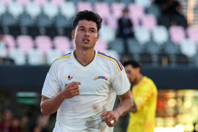 FORT LAUDERDALE, FL - JUNE 06: Venezuela forward Alejandro MarquÃ s (9) looks on during the International Friendly, Länderspiel, Nationalmannschaft game between Turkey and Venezuela at Inter Miami CF Stadium on June 6, 2026 in Fort Lauderdale,Florida.(Photo by Chris Arjoon Icon Sportswire) SOCCER: JUN 06 Turkey vs Venezuela EDITORIAL USE ONLY Icon2606060010055