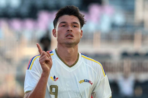 FORT LAUDERDALE, FL - JUNE 06: Venezuela forward Alejandro MarquÃ s (9) looks on during the International Friendly, Länderspiel, Nationalmannschaft game between Turkey and Venezuela at Inter Miami CF Stadium on June 6, 2026 in Fort Lauderdale,Florida.(Photo by Chris Arjoon Icon Sportswire) SOCCER: JUN 06 Turkey vs Venezuela EDITORIAL USE ONLY Icon2606060010057