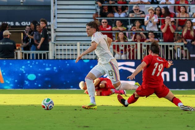 FORT LAUDERDALE, FL - JUNE 06: Venezuela defender Luis Balbo (13) and Turkey forward Yunus Akgün (19) battle for the ball during the International Friendly, Länderspiel, Nationalmannschaft game between Turkey and Venezuela at Inter Miami CF Stadium on June 6, 2026 in Fort Lauderdale,Florida.(Photo by Chris Arjoon Icon Sportswire) SOCCER: JUN 06 Turkey vs Venezuela EDITORIAL USE ONLY Icon2606060010059