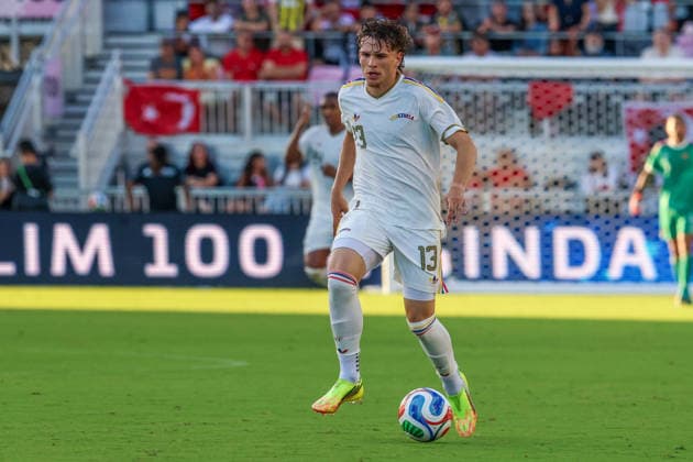 FORT LAUDERDALE, FL - JUNE 06: Venezuela defender Luis Balbo (13) controls the ball during the International Friendly, Länderspiel, Nationalmannschaft game between Turkey and Venezuela at Inter Miami CF Stadium on June 6, 2026 in Fort Lauderdale,Florida.(Photo by Chris Arjoon Icon Sportswire) SOCCER: JUN 06 Turkey vs Venezuela EDITORIAL USE ONLY Icon2606060010062