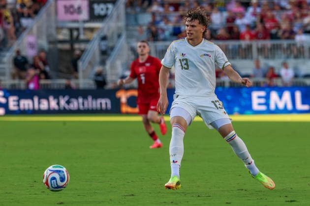 FORT LAUDERDALE, FL - JUNE 06: Venezuela defender Luis Balbo (13) controls the ball during the International Friendly, Länderspiel, Nationalmannschaft game between Turkey and Venezuela at Inter Miami CF Stadium on June 6, 2026 in Fort Lauderdale,Florida.(Photo by Chris Arjoon Icon Sportswire) SOCCER: JUN 06 Turkey vs Venezuela EDITORIAL USE ONLY Icon2606060010066