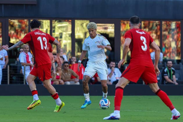 FORT LAUDERDALE, FL - JUNE 06: Venezuela forward Luiz Gonzalez (11) controls the ball as Turkey defender Evren Eren ElmalÄ± (13) and Turkey defender Merih Demiral (3) look on during the International Friendly, Länderspiel, Nationalmannschaft game between Turkey and Venezuela at Inter Miami CF Stadium on June 6, 2026 in Fort Lauderdale,Florida.(Photo by Chris Arjoon Icon Sportswire) SOCCER: JUN 06 Turkey vs Venezuela EDITORIAL USE ONLY Icon2606060010070