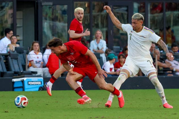 FORT LAUDERDALE, FL - JUNE 06: Turkey midfielder Salih Özcan (5) and Venezuela midfielder Gleiker Mendoza (7) battle for the ball during the International Friendly, Länderspiel, Nationalmannschaft game between Turkey and Venezuela at Inter Miami CF Stadium on June 6, 2026 in Fort Lauderdale,Florida.(Photo by Chris Arjoon Icon Sportswire) SOCCER: JUN 06 Turkey vs Venezuela EDITORIAL USE ONLY Icon2606060010072