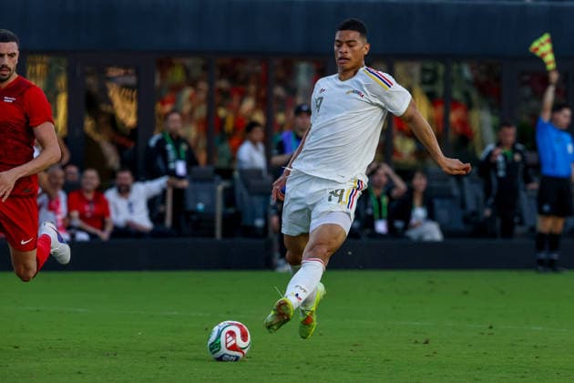 FORT LAUDERDALE, FL - JUNE 06: Venezuela defender Jovanny Bolivar (19) controls the ball during the International Friendly, Länderspiel, Nationalmannschaft game between Turkey and Venezuela at Inter Miami CF Stadium on June 6, 2026 in Fort Lauderdale,Florida.(Photo by Chris Arjoon Icon Sportswire) SOCCER: JUN 06 Turkey vs Venezuela EDITORIAL USE ONLY Icon2606060010073