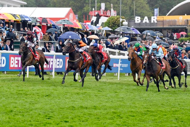 06.06.2026, Epsom, Surrey, GBR - Arklow Lad (second from left) with Harry Davies up wins. Epsom Downs racecourse. (Pferd, Jockey, Arklow Lad, Davies, Sieg, Ziel, Zielankunft) 260606C710EPSOM.JPG