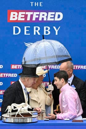 06.06.2026, Epsom, Surrey, GBR - HRH King Charles III congratulates jockey Ronan Whelan after wining the Epsom Derby. Epsom Downs racecourse. (Siegerehrung, Sieg, Jockey, Whelan, Koenig Charles) 260606C733EPSOM.JPG