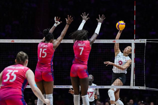 2026 Women s Volleyball Nations League - Quebec City - Day4 Alexa Gray 9 of Canada and Iman Ndiaye 7 of France in action during the 2026 Women s Volleyball Nations League match between France and Canada at Videotron Centre on June 6, 2026, in Quebec City, Canada. Quebec City Quebec Canada  Copyright: xYuanxTianx originalFilename:tian-2026wome260606_npKok.jpg