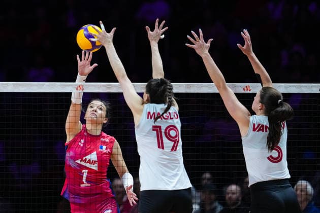 2026 Women s Volleyball Nations League - Quebec City - Day4 Helena Cazaute of France and Kiera Van Ryk of Canada compete during the 2026 Women s Volleyball Nations League match between France and Canada at Videotron Centre in Quebec City, Canada, on June 6, 2026. Quebec City Quebec Canada  Copyright: xYuanxTianx originalFilename:tian-2026wome260606_nplNH.jpg