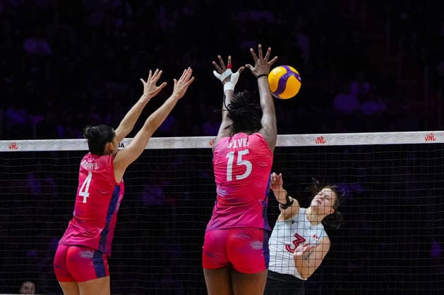 2026 Women s Volleyball Nations League - Quebec City - Day4 Kiera Van Ryk 3 of Canada and Lilou Ratahiry 4 of France in action during the 2026 Women s Volleyball Nations League match between France and Canada at Videotron Centre on June 6, 2026, in Quebec City, Canada. Quebec City Quebec Canada  Copyright: xYuanxTianx originalFilename:tian-2026wome260606_npZSX.jpg