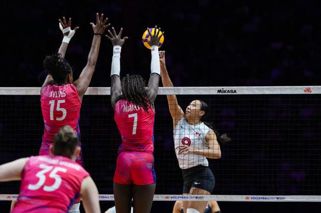2026 Women s Volleyball Nations League - Quebec City - Day4 Alexa Gray 9 of Canada and Amandha Sylves 15 of France compete during the 2026 Women s Volleyball Nations League match between France and Canada at Videotron Centre on June 6, 2026, in Quebec City, Canada. Quebec City Quebec Canada  Copyright: xYuanxTianx originalFilename:tian-2026wome260606_np3iY.jpg
