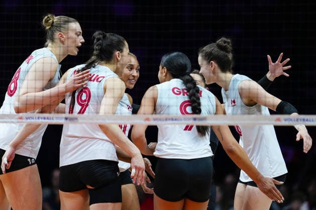 2026 Women s Volleyball Nations League - Quebec City - Day4 Players of Canada celebrate after scoring a point during the 2026 Women s Volleyball Nations League match between France and Canada at Videotron Centre in Quebec City, Canada, on June 6, 2026. Quebec City Quebec Canada  Copyright: xYuanxTianx originalFilename:tian-2026wome260606_npxXl.jpg