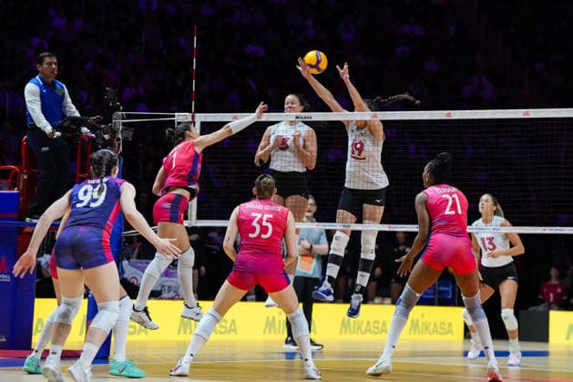 2026 Women s Volleyball Nations League - Quebec City - Day4 Helena Cazaute of France and Emily Maglio of Canada compete during the 2026 Women s Volleyball Nations League match between France and Canada at Videotron Centre on June 6, 2026, in Quebec City, Canada. Quebec City Quebec Canada  Copyright: xYuanxTianx originalFilename:tian-2026wome260606_npyQQ.jpg
