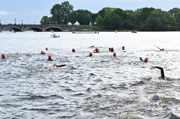 GER; Ironman Hamburg 07.06.2026, GER; Ironman Hamburg, Elite Frauen im Bild die Frauen beim Start in die Binnenalster