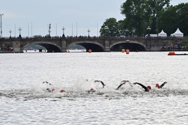 GER; Ironman Hamburg 07.06.2026, GER; Ironman Hamburg, Elite Frauen im Bild die Frauen beim Start in die Binnenalster