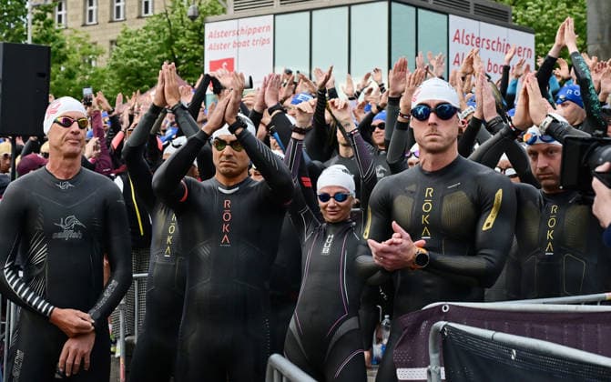 GER; Ironman Hamburg 07.06.2026, GER; Ironman Hamburg, Jedermaenner im Bild die Jedermaenner vor dem Start in die Binnenalster
