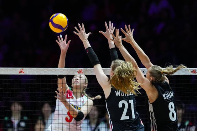 2026 Women s Volleyball Nations League - Quebec City - Day4 Yoshino Sato 5 of Japan and Camilla Weitzel 21 of Germany compete during the 2026 Women s Volleyball Nations League match between Germany and Japan at Videotron Centre on June 6, 2026, in Quebec City, Canada. Quebec City Quebec Canada  Copyright: xYuanxTianx originalFilename:tian-2026wome260606_npE4K.jpg