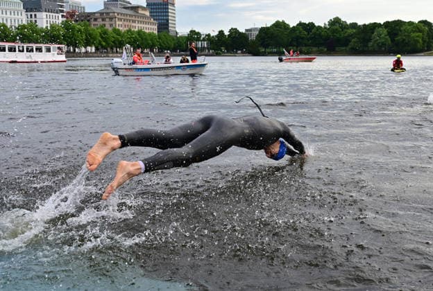 GER; Ironman Hamburg 07.06.2026, GER; Ironman Hamburg, Jedermaenner im Bild die Jedermaenner beim Start in die Binnenalster