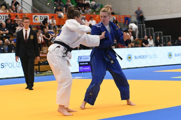 Deutsche Judo-Meisterschaft 2026 am 06.06.2026 in der Sporthalle an der Krefelder Straße in Duisburg Frauen -63KG Hanna Sedlmair ( weiss ) - Charlotte von Leupoldt ( blau )
