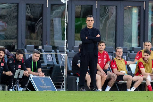 FORT LAUDERDALE, FL - JUNE 06: Turkey manager Vincenzo Montella looks on during the International Friendly, Länderspiel, Nationalmannschaft game between Turkey and Venezuela at Inter Miami CF Stadium on June 6, 2026 in Fort Lauderdale,Florida.(Photo by Chris Arjoon Icon Sportswire) SOCCER: JUN 06 Turkey vs Venezuela EDITORIAL USE ONLY Icon2606060010094