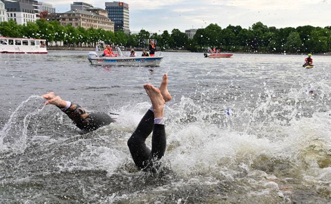 GER; Ironman Hamburg 07.06.2026, GER; Ironman Hamburg, Jedermaenner im Bild die Jedermaenner beim Start in die Binnenalster