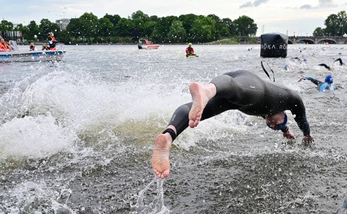 GER; Ironman Hamburg 07.06.2026, GER; Ironman Hamburg, Jedermaenner im Bild die Jedermaenner beim Start in die Binnenalster