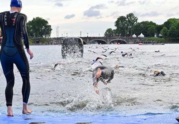 GER; Ironman Hamburg 07.06.2026, GER; Ironman Hamburg, Jedermaenner im Bild die Jedermaenner beim Start in die Binnenalster