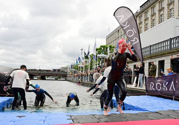 GER; Ironman Hamburg 07.06.2026, GER; Ironman Hamburg, Elite Frauen im Bild die Elite Frauen beim Ausstieg aus der Alster am Rathaus