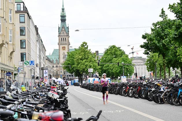 GER; Ironman Hamburg 07.06.2026, GER; Ironman Hamburg, Elite Frauen im Bild die Elite Frauen in der Wechselzone vom Laufen zum Rad